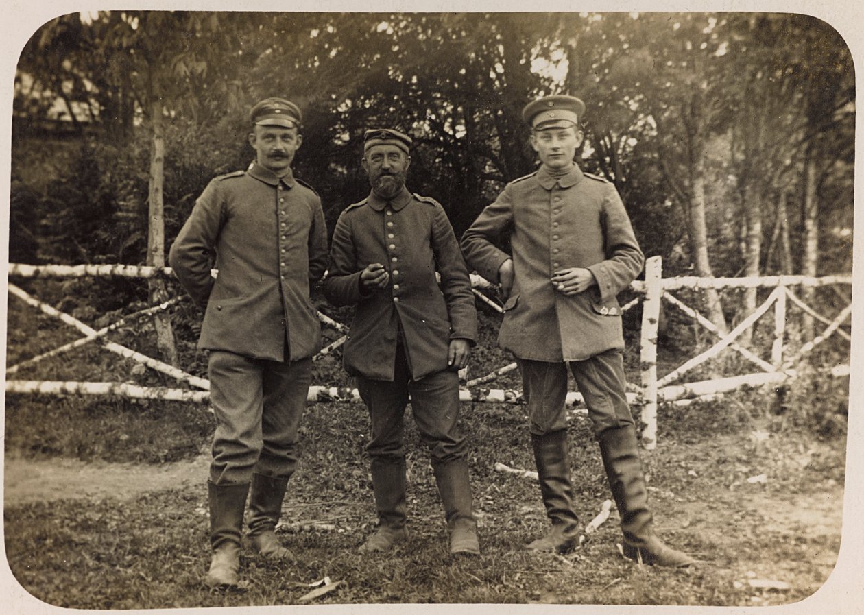 第一次世界大战：1914-1916 年德国军队入侵期间的“乌克兰”。 一群士兵（黑白照片） 作者 英雄公墓Dsessentniki（At ..至）