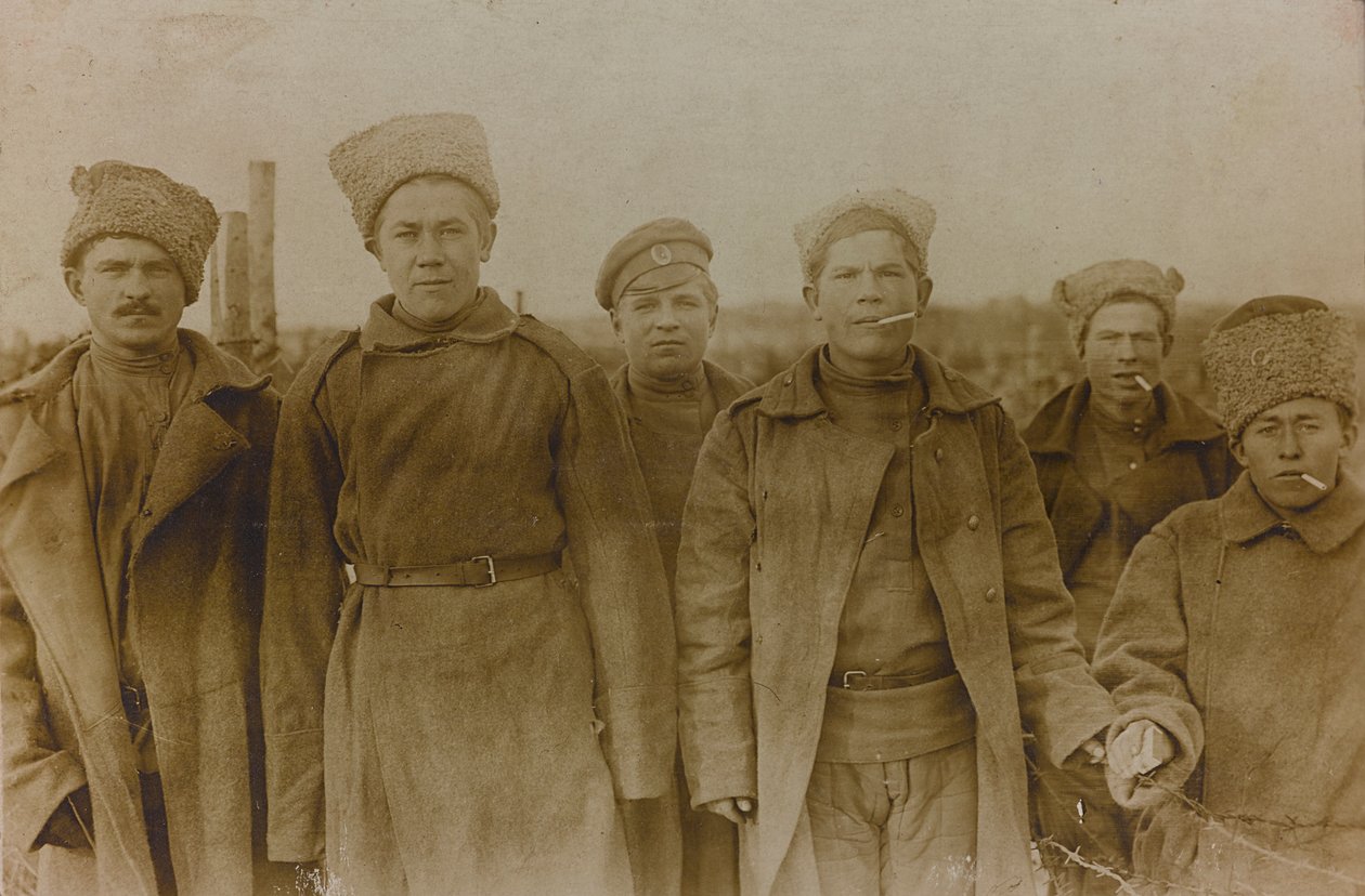 第一次世界大战：1914-1916 年德国军队入侵期间的“乌克兰”。 一群士兵（黑白照片） 作者 英雄公墓Dsessentniki（At ..至）