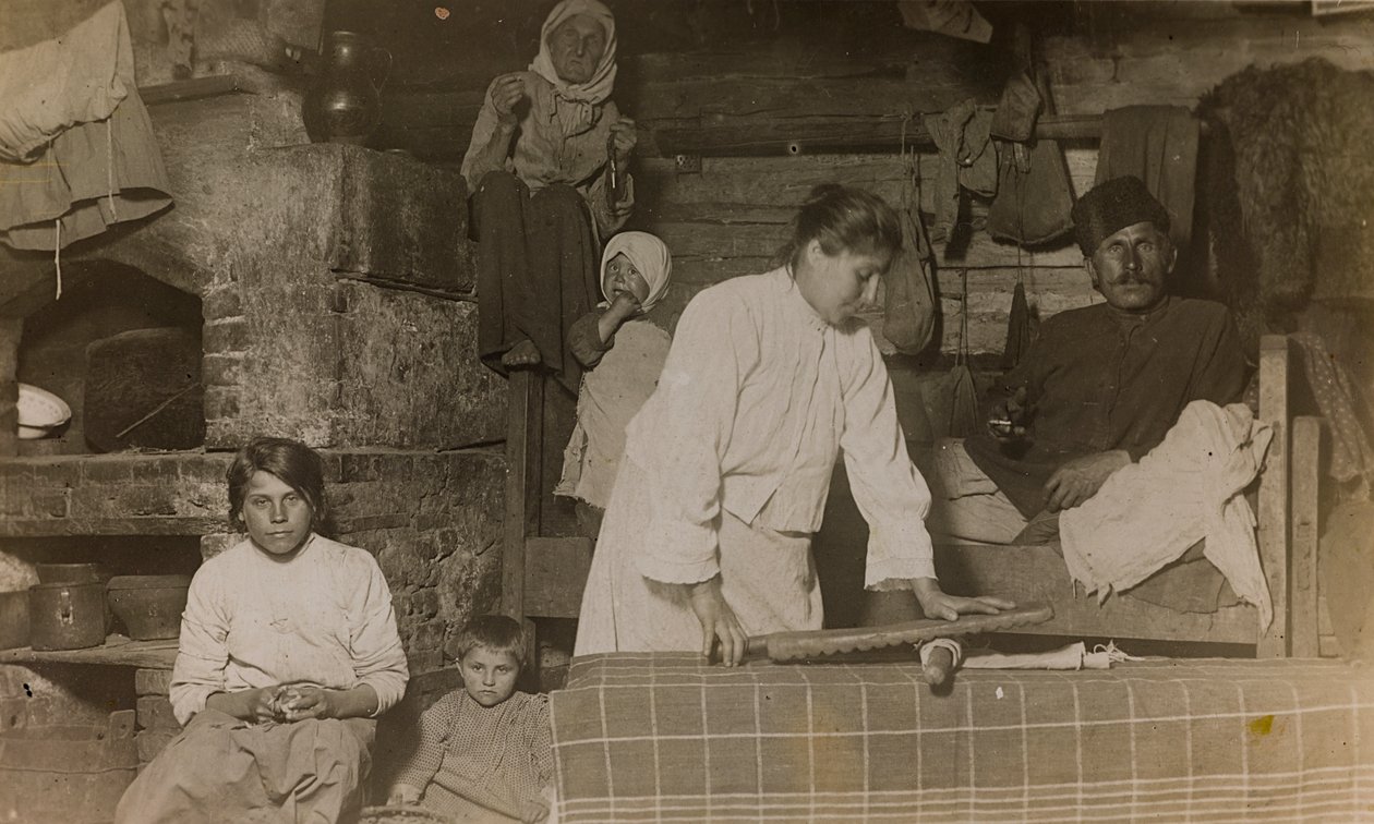 第一次世界大战：1914-1916年乌克兰在德军入侵期间。房屋内的家庭（黑白照片 作者 英雄公墓Dsessentniki（At ..至）