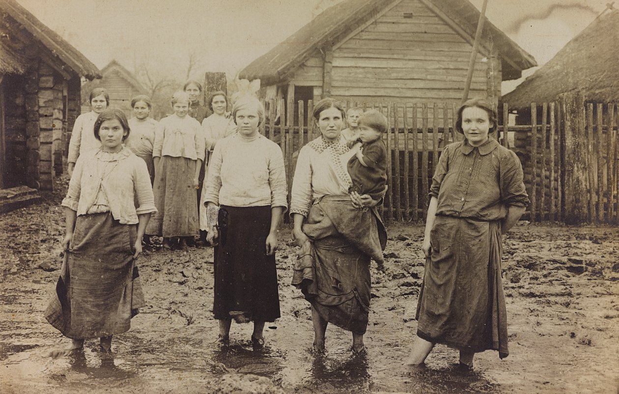 第一次世界大战："1914-1916年德军入侵期间的乌克兰。一群带着孩子的妇女的肖像（黑白照片）。 作者 英雄公墓Dsessentniki（At ..至）