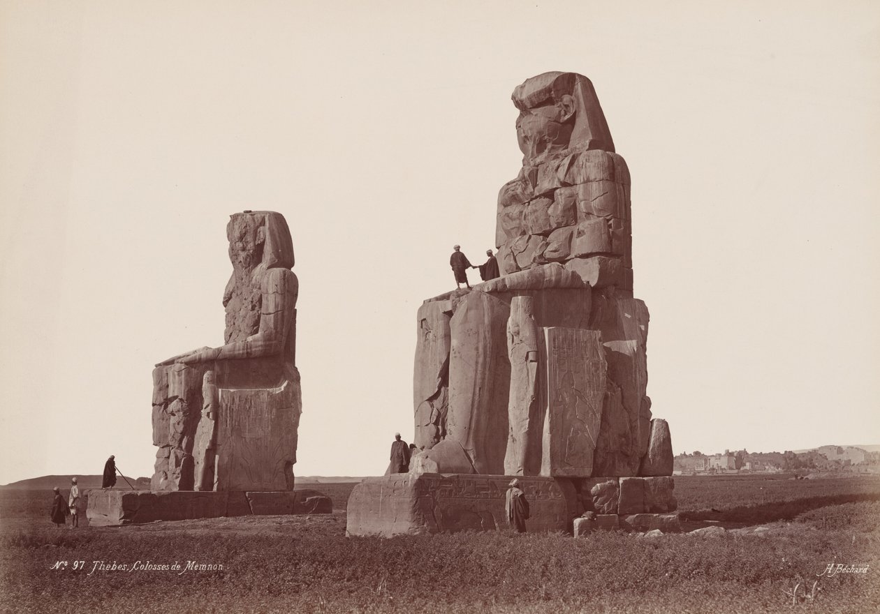 底比斯，孟农巨像（Thebes, Colosses de Memnon），1870 年代（照片） 作者 亨利·贝查德