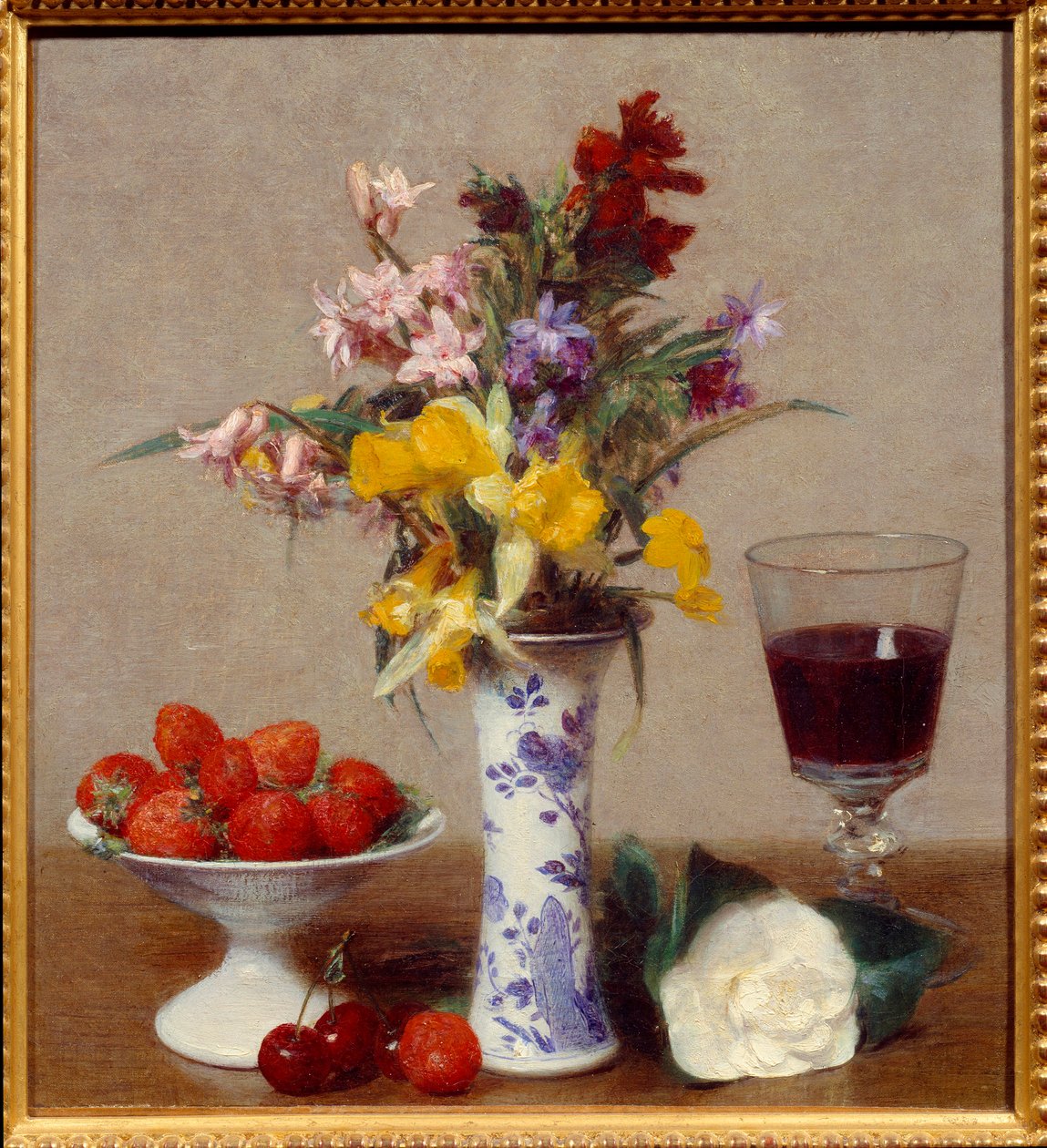 静物叫订婚 一杯红酒、一束混合色、樱桃和草莓。 亨利·方丹·拉图 (Fantin-Latour) (1836-1904) 1869 年作画。 0,32x0,29 m 格勒诺布尔，美术博物馆 作者 伊格纳斯·亨利·让·范坦·拉图尔