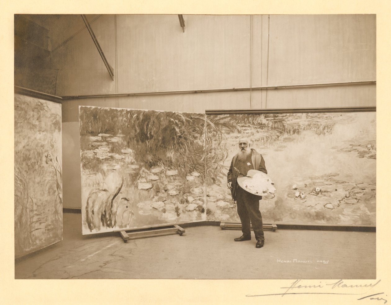 克劳德·莫奈（Claude Monet，1840-1926）在他位于吉维尼的工作室里，在他的画作“睡莲”前 作者 亨利·曼努埃尔（Henri Manuel）
