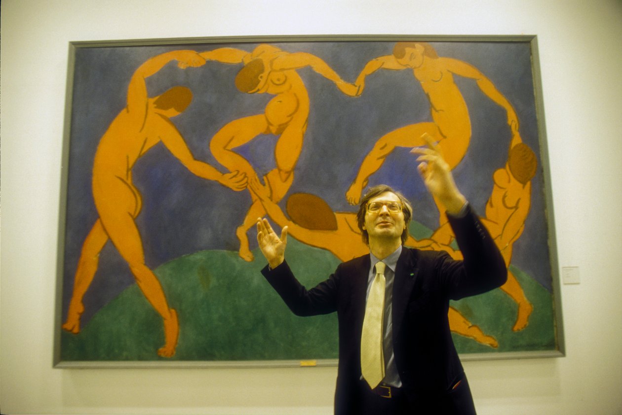 罗马，Quirinal Stables，2000 年。意大利艺术评论家维托里奥-斯加比（Vittorio Sgarbi）在 "冬宫百件杰作 "展上亨利-马蒂斯的《舞蹈》前（照片 作者 亨利·马蒂斯