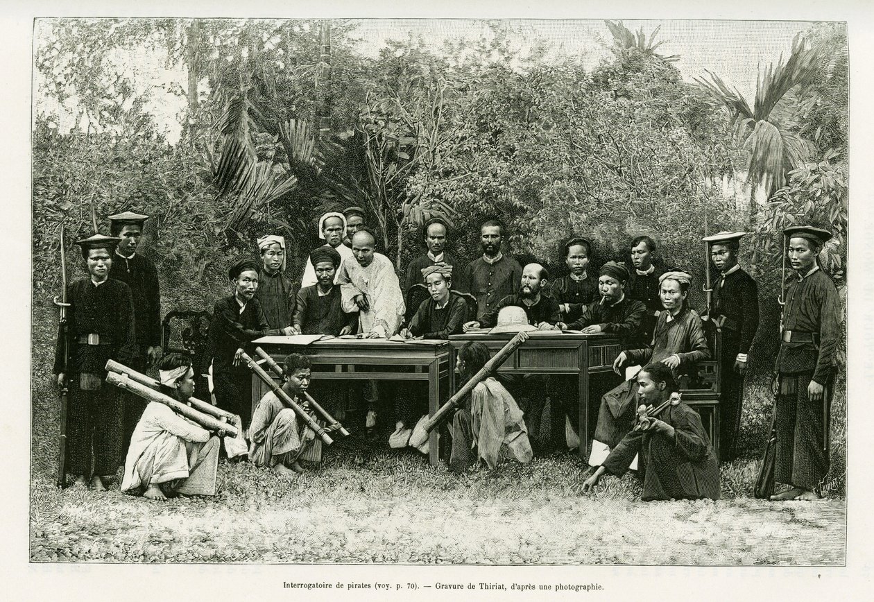 审讯海盗。 Thiriat 在照片后雕刻，说明 1884 年的 Trente mois au Tonkin 故事，由 Hocquard 博士在 1889 年世界巡回展中，由 Edouard Charton（1807-1890）执导，巴黎阿歇特。 作者 亨利·提里亚特