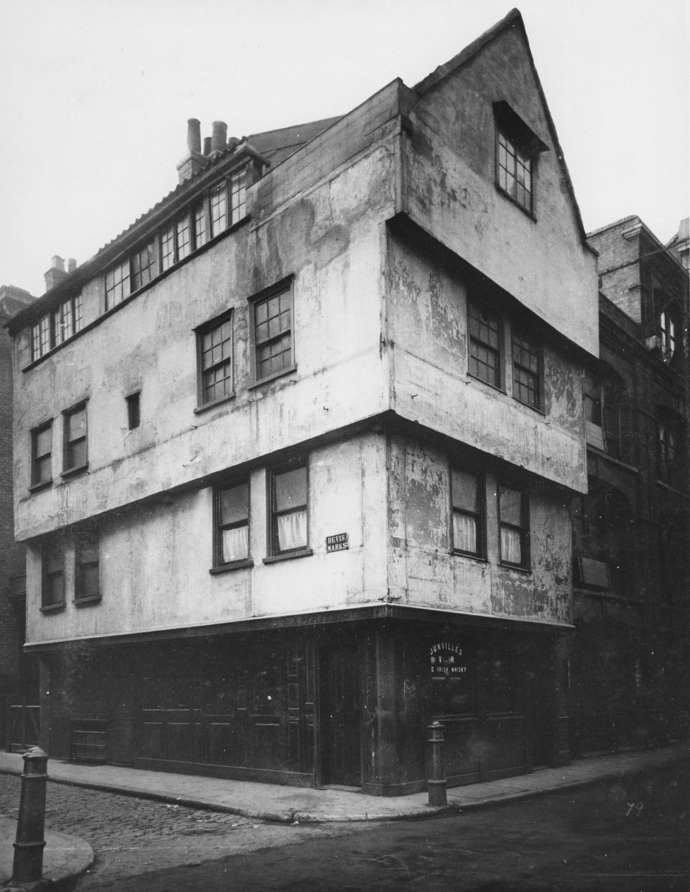金斧旅馆位于圣玛丽斧和贝维斯马克斯的拐角处，靠近Bishopsgate，1883年 作者 亨利·迪克森