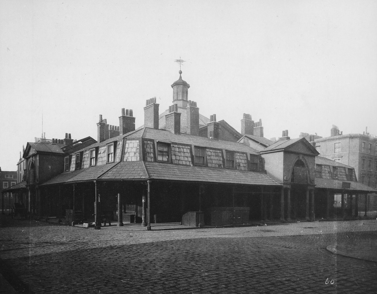 牛津街以北的牛津市场大厦，1880年，位于牛津街以北 作者 亨利·迪克森