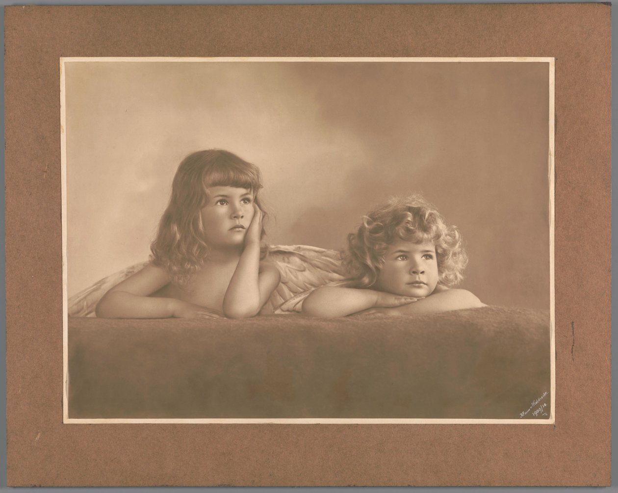 摄影师之女 Agnes Renée 和 Irène Heloïse Pauw van Wieldrecht 的肖像，姿势借鉴了拉斐尔《西斯廷圣母像》中的 "傀儡"（德累斯顿，Alte Meister 画廊）。 作者 亨利·波·范·维尔德雷赫特