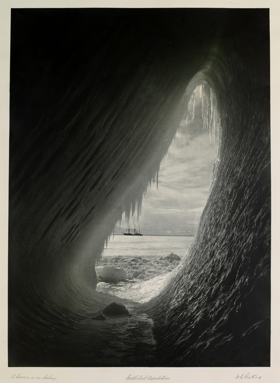 冰山洞穴; Scotts Last Expedition，英国南极探险队 作者 赫伯特·庞廷