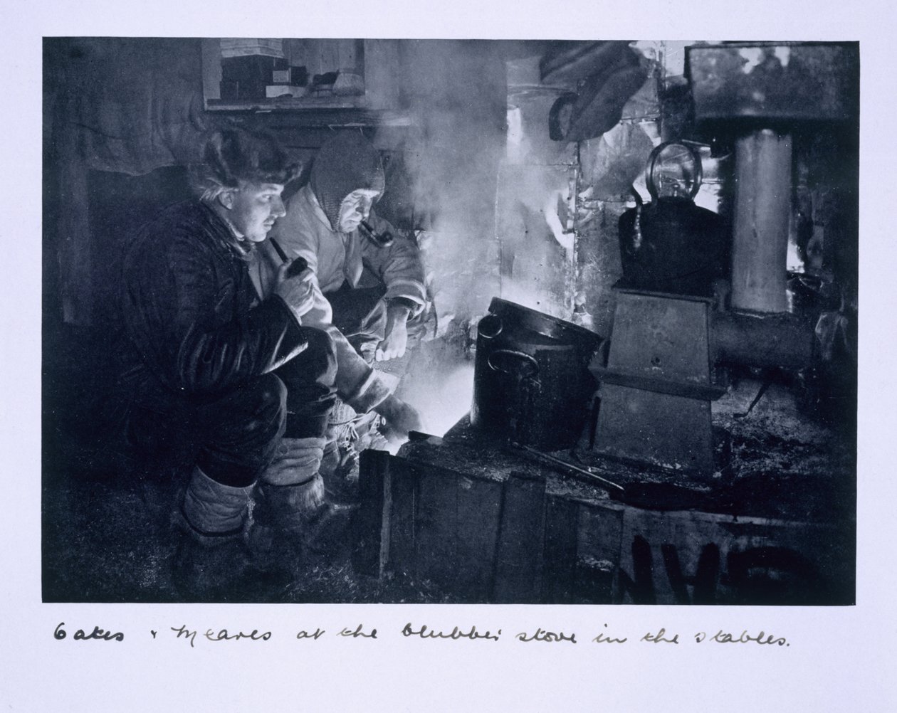 Oates und Meares来自马厩的鲸脂炉灶，来自&39;Scott&39;s Last Expedition&39; 作者 赫伯特·庞廷