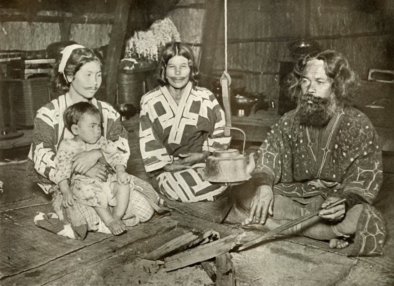 阿伊努男人和女人在家里，1910年。 作者 赫伯特·庞廷