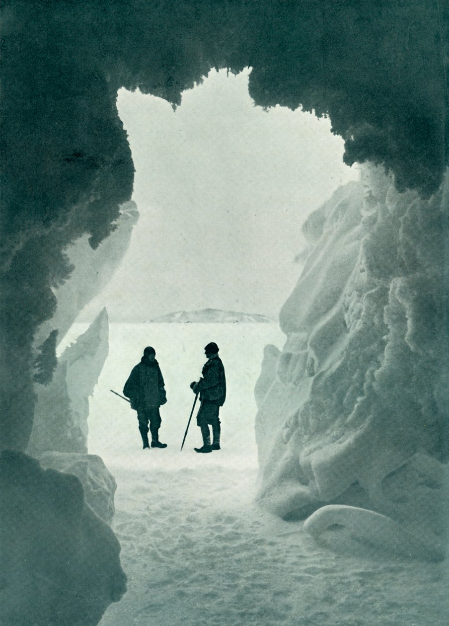 一个冰洞-距离船长斯科特和赖特的帐篷岛，c1911，1913年 作者 赫伯特·庞廷