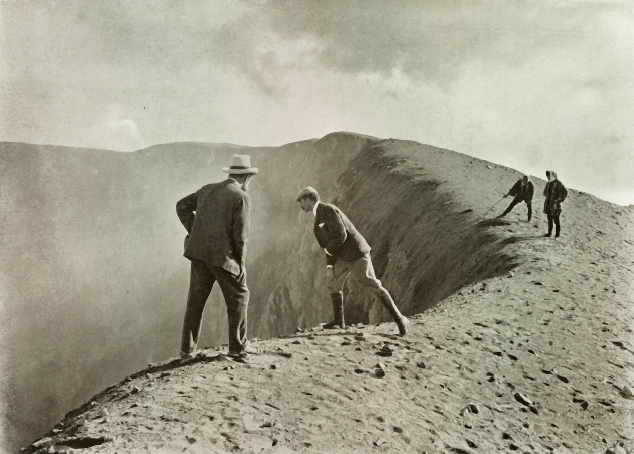 1910年，在浅间雅马火山的火山口边缘。 作者 赫伯特·庞廷