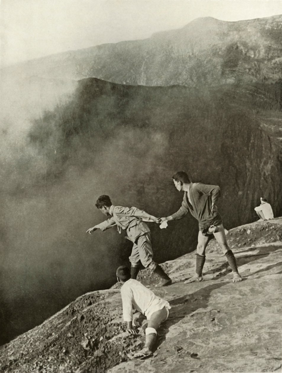 1910年，在阿苏山的火山口边缘。 作者 赫伯特·庞廷