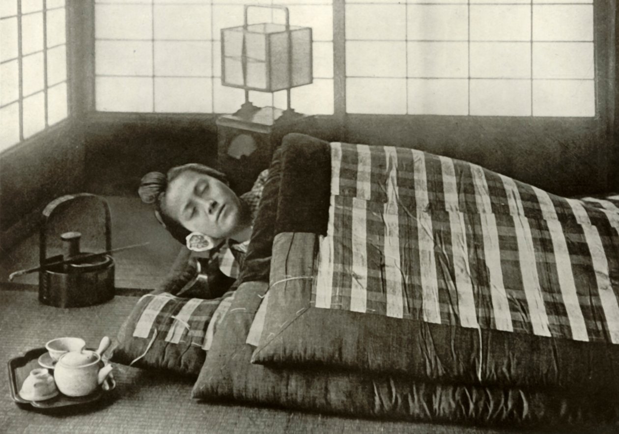 1910年在日本上床睡觉。 作者 赫伯特·庞廷