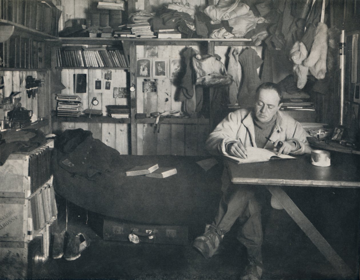 斯科特船长在埃文斯角的小屋里写日记，1914年，1914年。 作者 赫伯特·庞廷