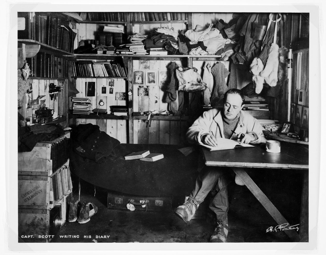斯科特船长在“Terra Nova”远征（1910-13）到南极期间写他的日记（溴化物印刷） 作者 赫伯特·庞廷