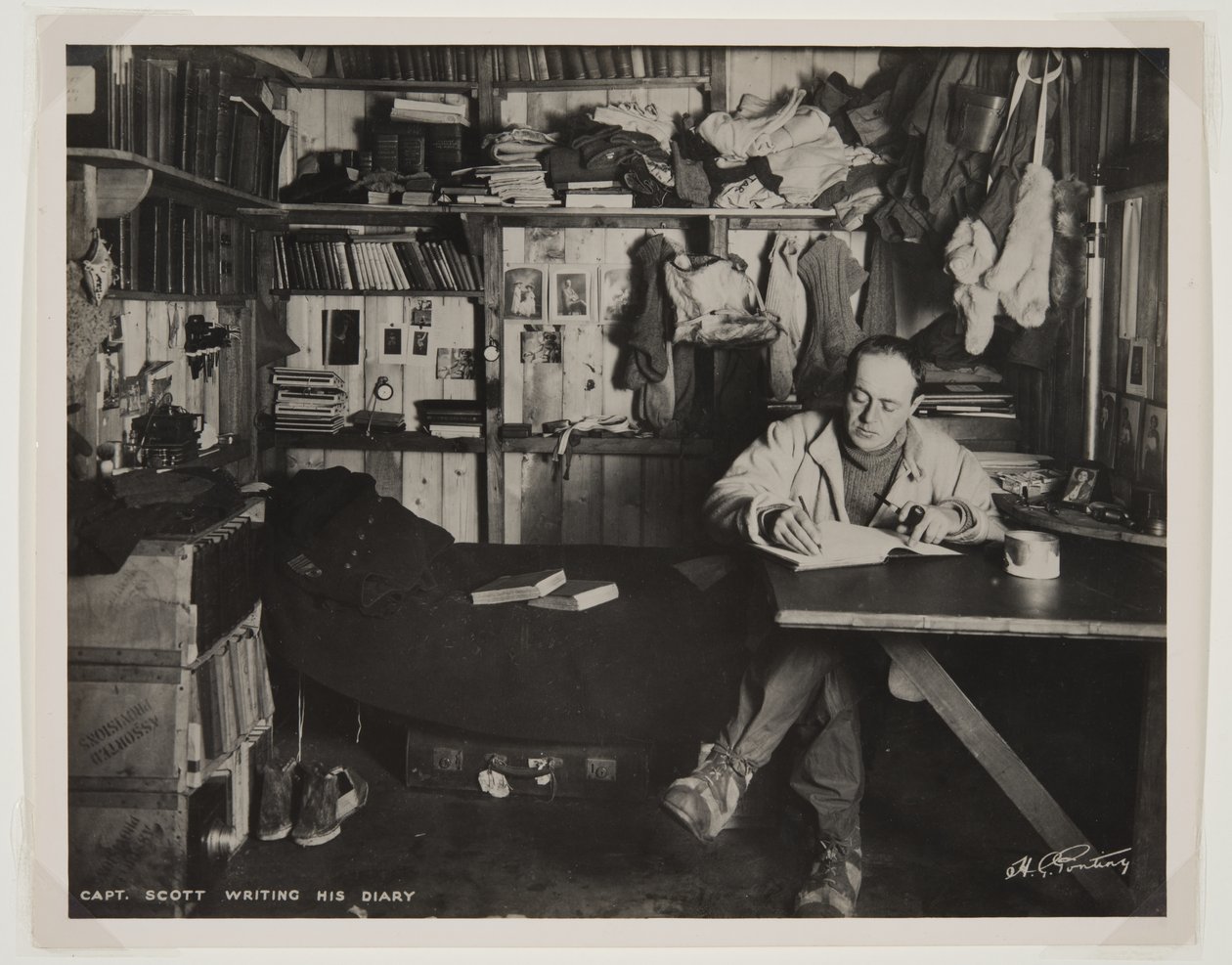 斯科特船长在Terra Nova Expedition（1910-13）期间写下他的日记到南极（溴化物印刷品） 作者 赫伯特·庞廷