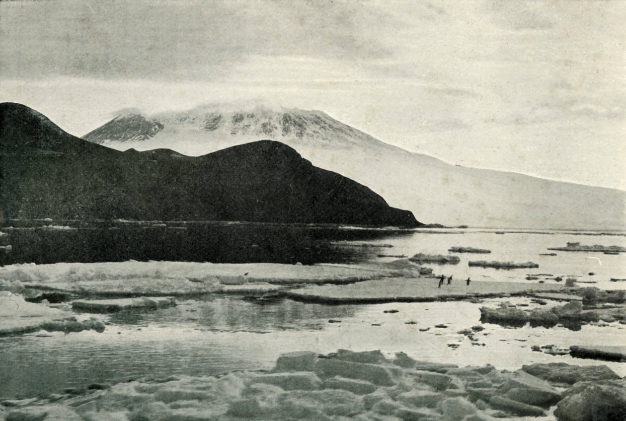 进入麦克默多峡湾-Cape Bird and Mount Erebus，c19101913，1913年 作者 赫伯特·庞廷