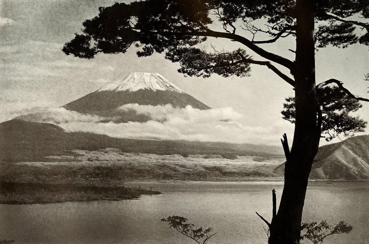 1910年，本栖湖的富士山。 作者 赫伯特·庞廷