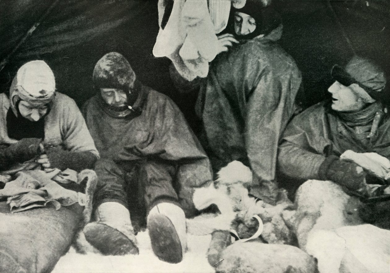 极地党的成员进入他们的睡袋，c1911，1913年。 作者 赫伯特·庞廷