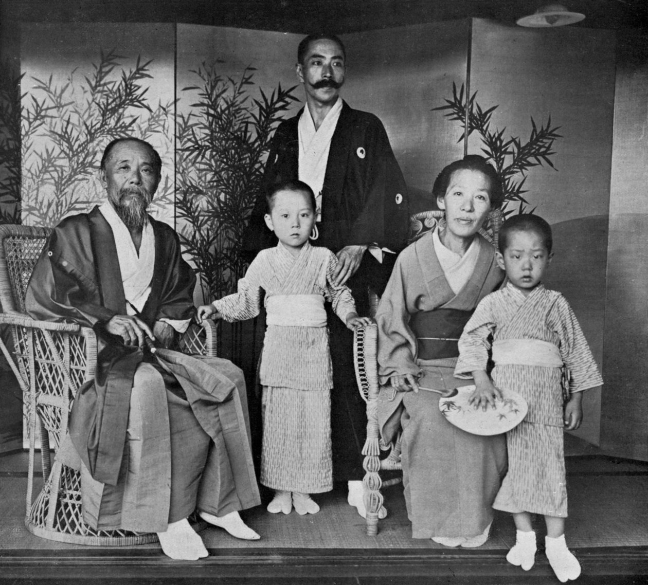 1909年，日本的伊藤王子和公主及其家人。 作者 赫伯特·庞廷