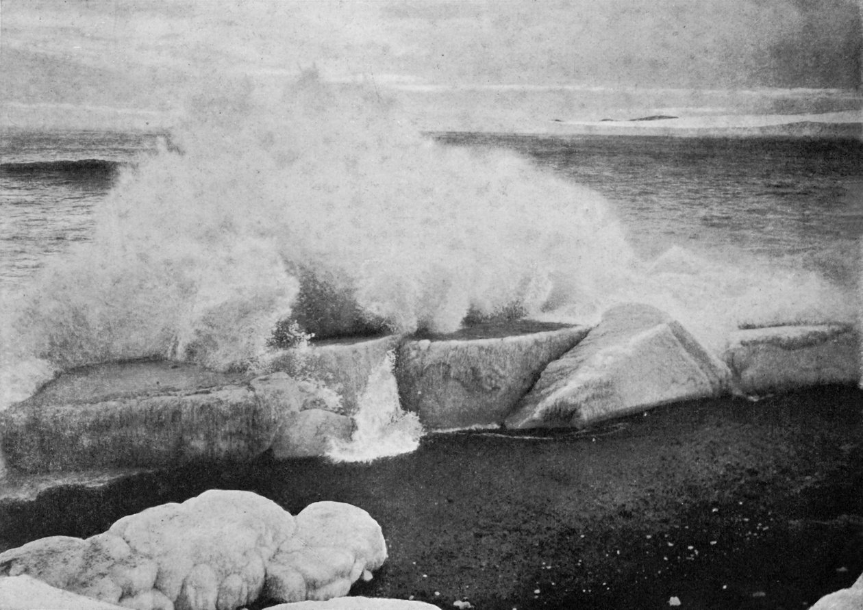埃文斯角海浪打破搁浅的冰，c19101913，1913年 作者 赫伯特·庞廷