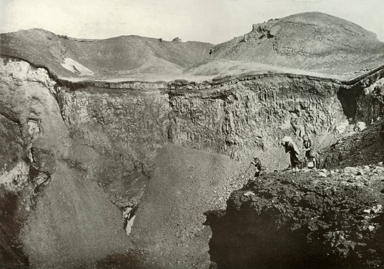 富士山圣火山口，1910年。 作者 赫伯特·庞廷