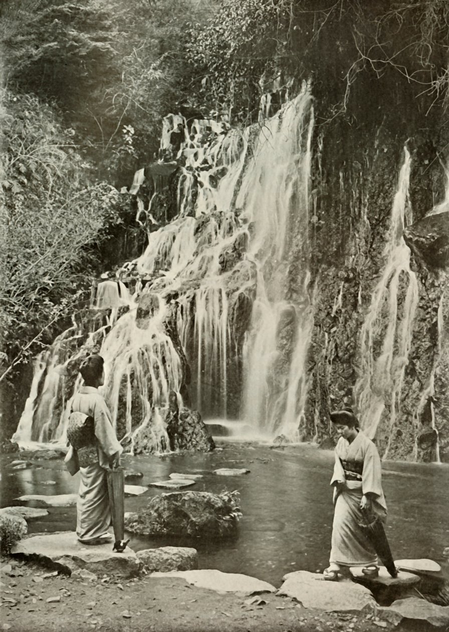 汤本坠落的珠宝瀑布，1910年。 作者 赫伯特·庞廷