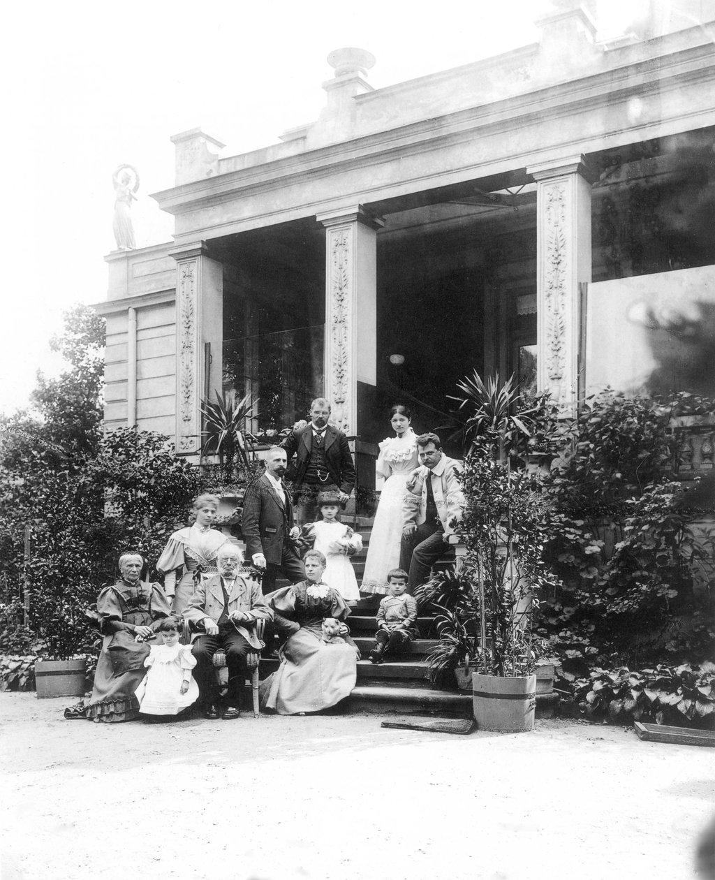 Max Klinger（1857-1920，照片左上角）与他的家人在莱比锡的父母家门前，Karl-Heine-Strasse 2（花园一侧） 作者 赫尔曼·沃尔特