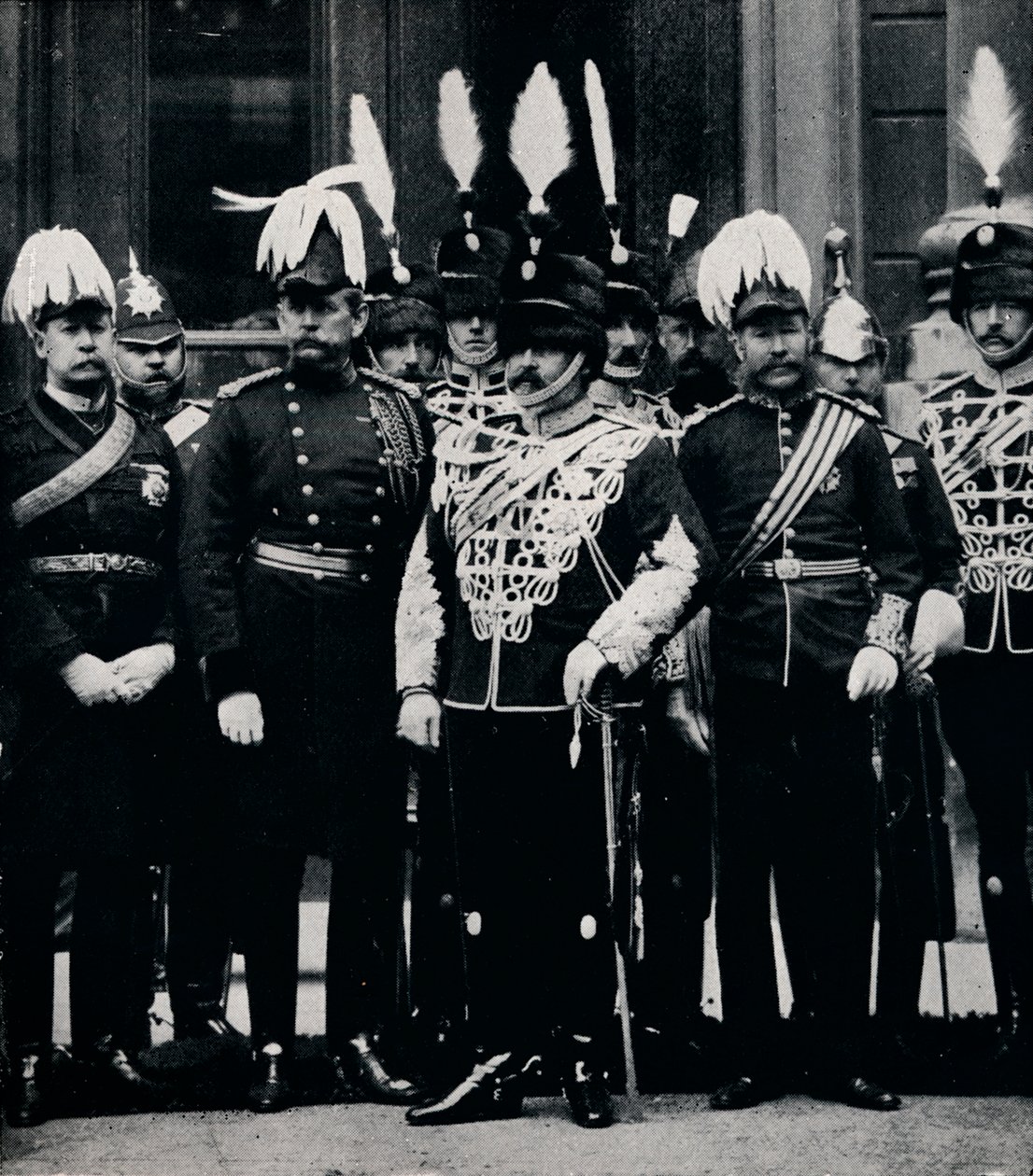 未来的爱德华七世国王和皇后区牛津郡轻骑兵团的军官，1897年，1911年 作者 丘陵和桑德斯