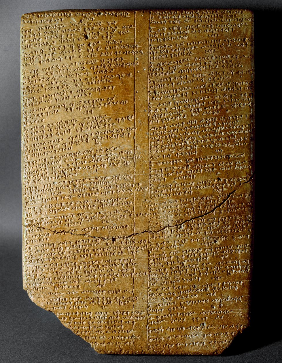 赫梯文明：公元前 1650-1200 年哈图萨（今博加兹科伊）遗址出土的楔形文字石板，记录了神教伊莎拉的大祭司阿米哈特纳的仪式。 伊斯坦布尔考古博物馆 作者 赫梯人
