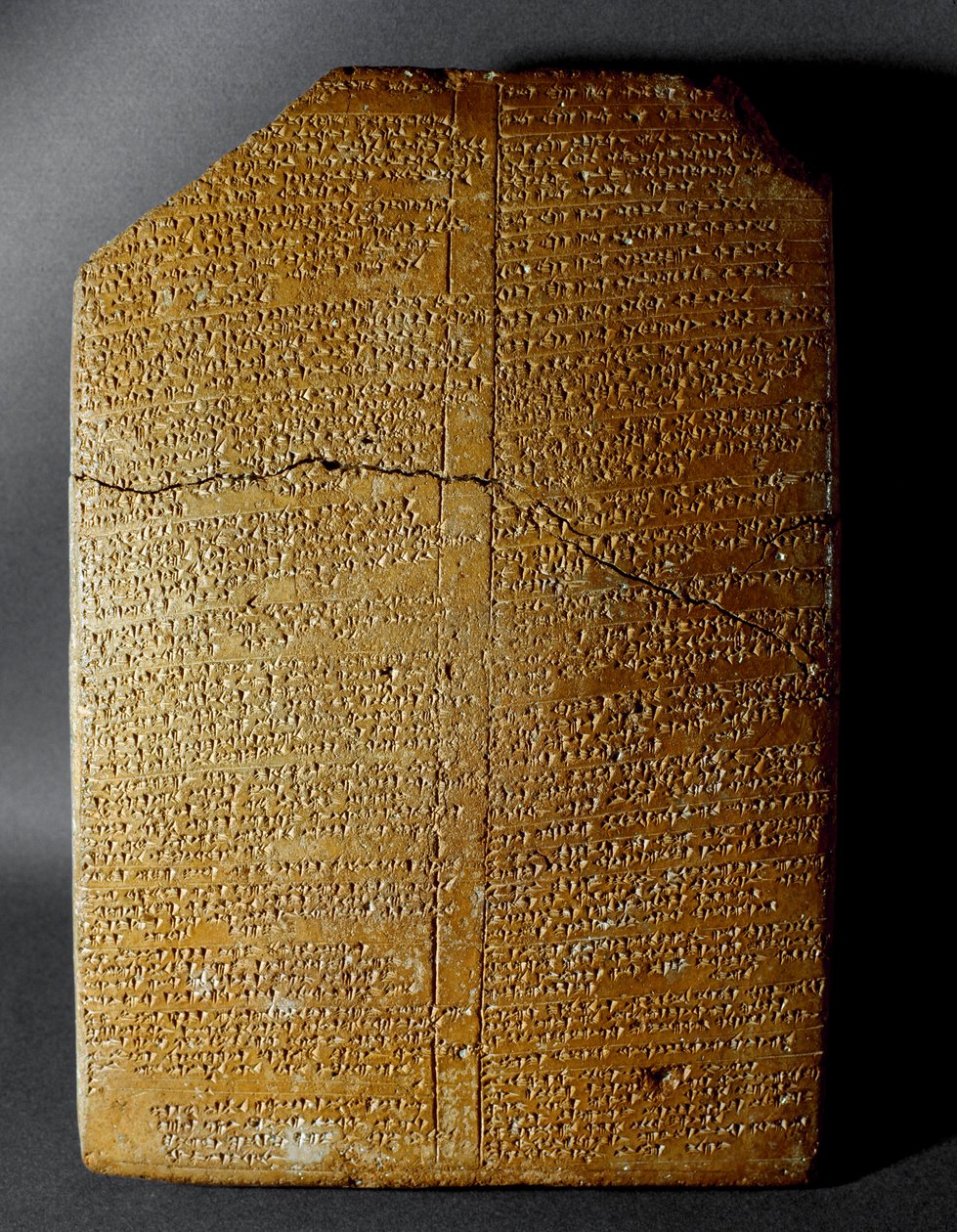 赫梯文明：公元前 1650 至 1200 年哈图萨（今博加兹科伊）遗址出土的楔形文字石板，记录了神教伊莎拉的大祭司阿米哈特纳的仪式。 伊斯坦布尔考古博物馆 作者 赫梯人