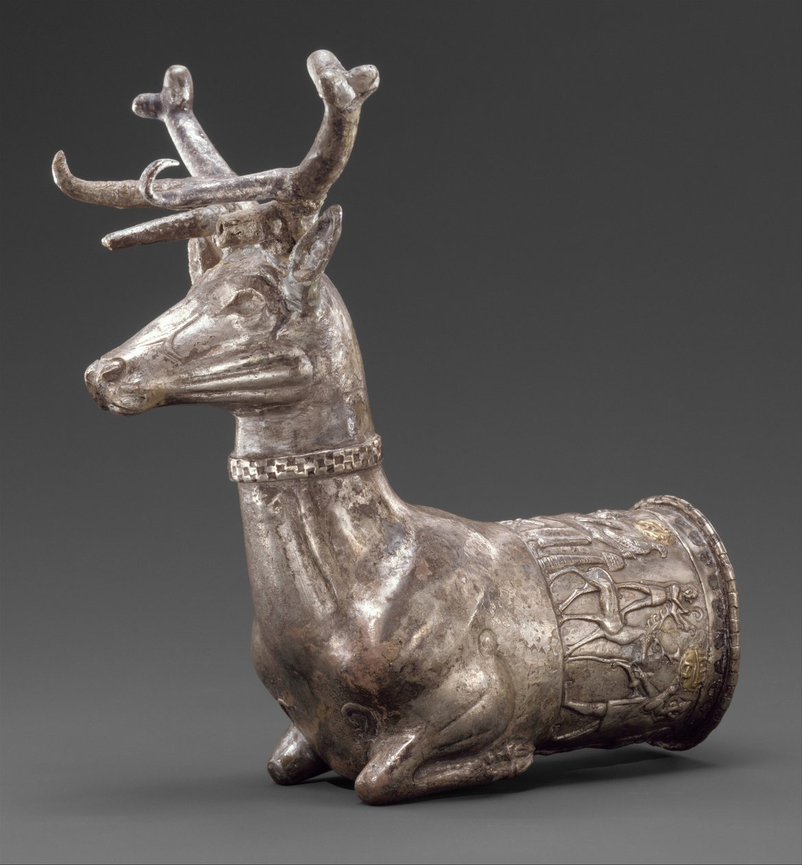 终止于雄鹿前部的容器，约公元前1300年（银，黄金镶嵌 作者 赫梯人