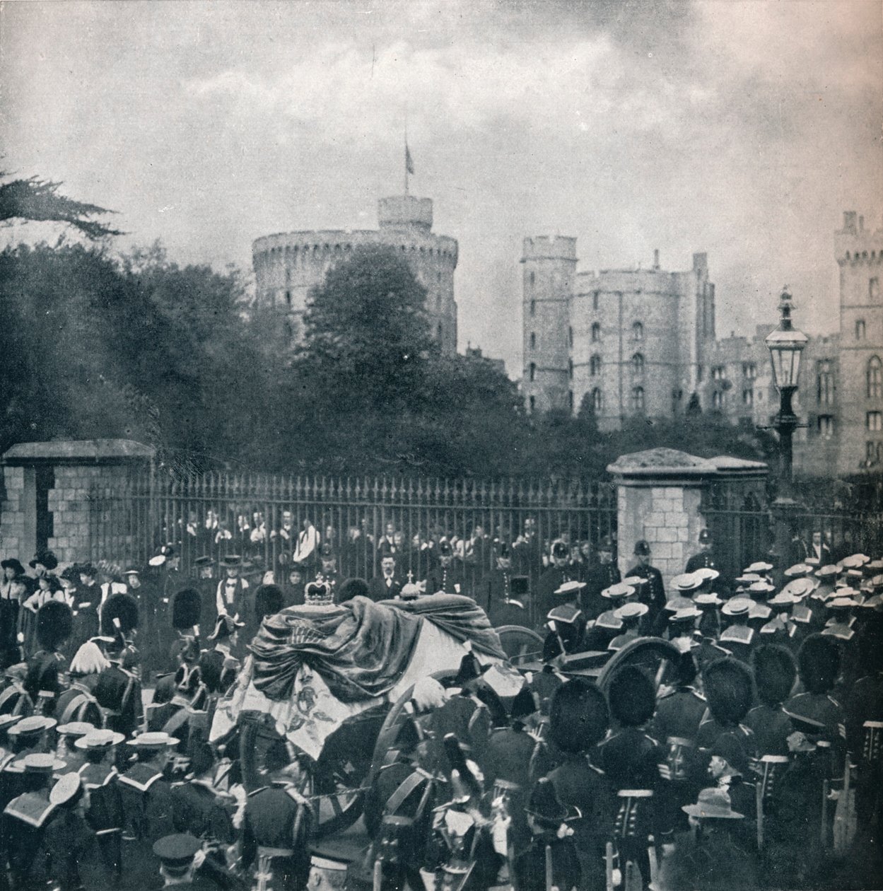 爱德华七世国王的灵车被吸引到温莎城堡，1910年，1911年 作者 霍勒斯·沃尔特·尼科尔斯