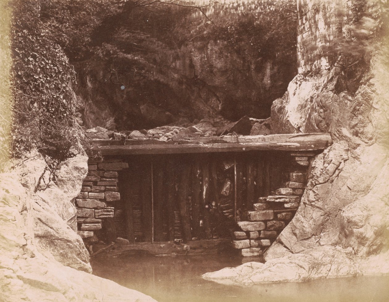 磨坊大坝，1855 年（照片） 作者 休·欧文