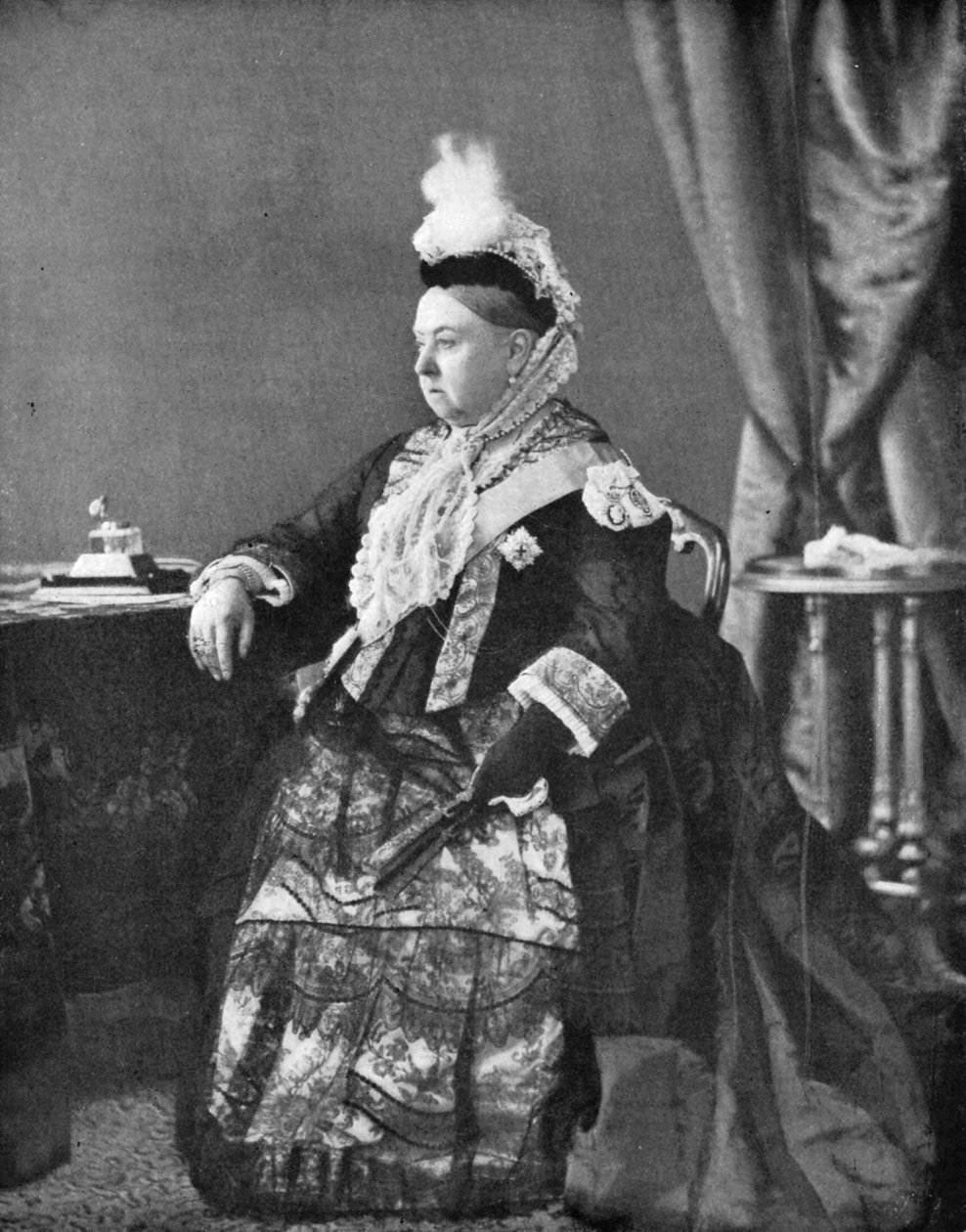 1887年，维多利亚女王穿着她在金禧庆典上穿着的连衣裙。 作者 休斯和穆林斯