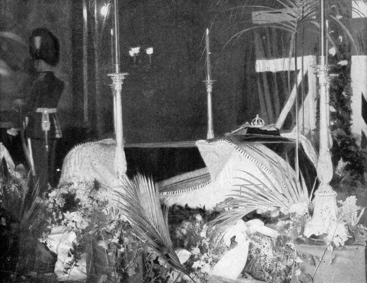 1901年，维多利亚女王躺在州奥斯本楼的状态中。 作者 休斯和穆林斯