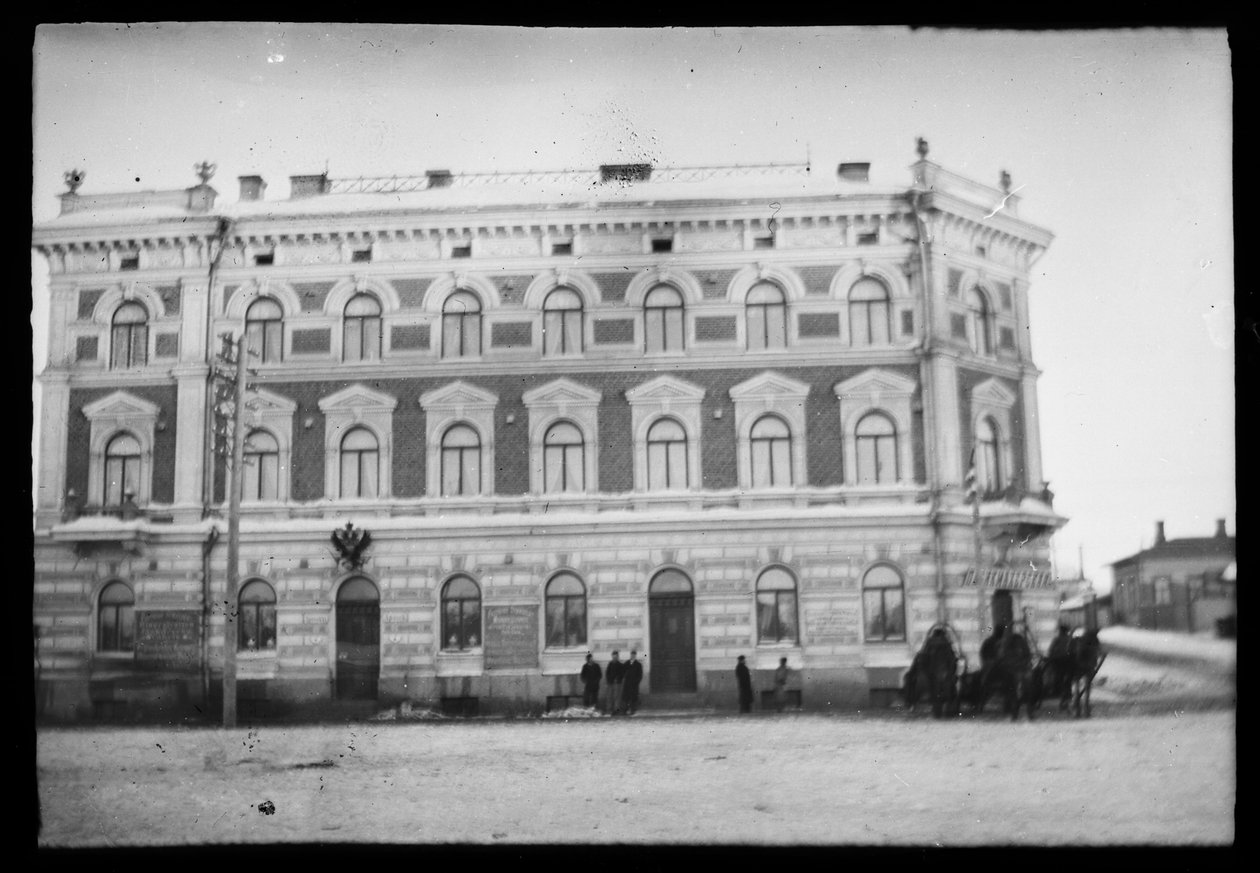 红喷泉广场上的维堡阿普蒂克金塔洛（Vyborg apteekintalo 作者 雨果·辛伯格