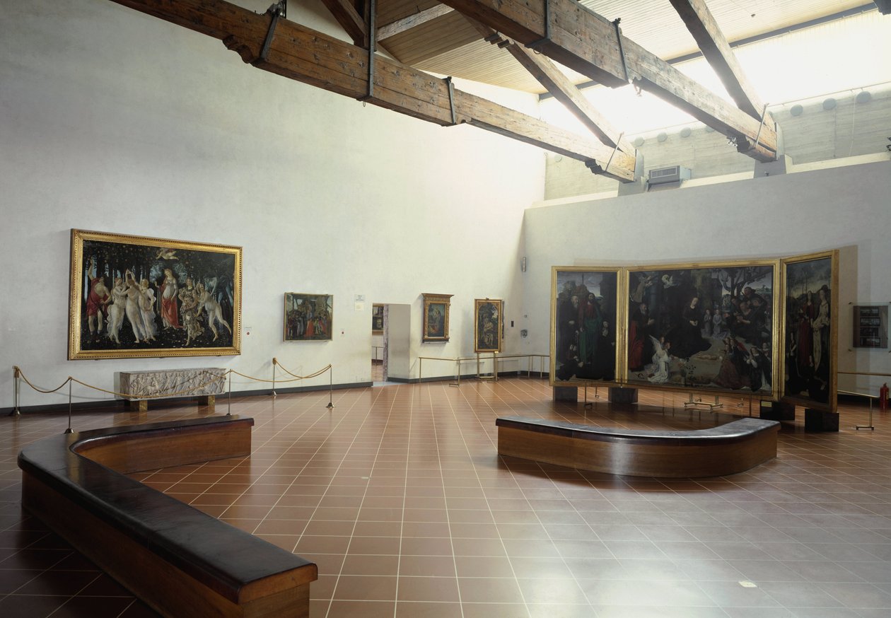 Museum room presenting the “Spring” and “Adoration of the Magi” by Botticelli and the triptych Portinari 作者 雨果范德高斯
