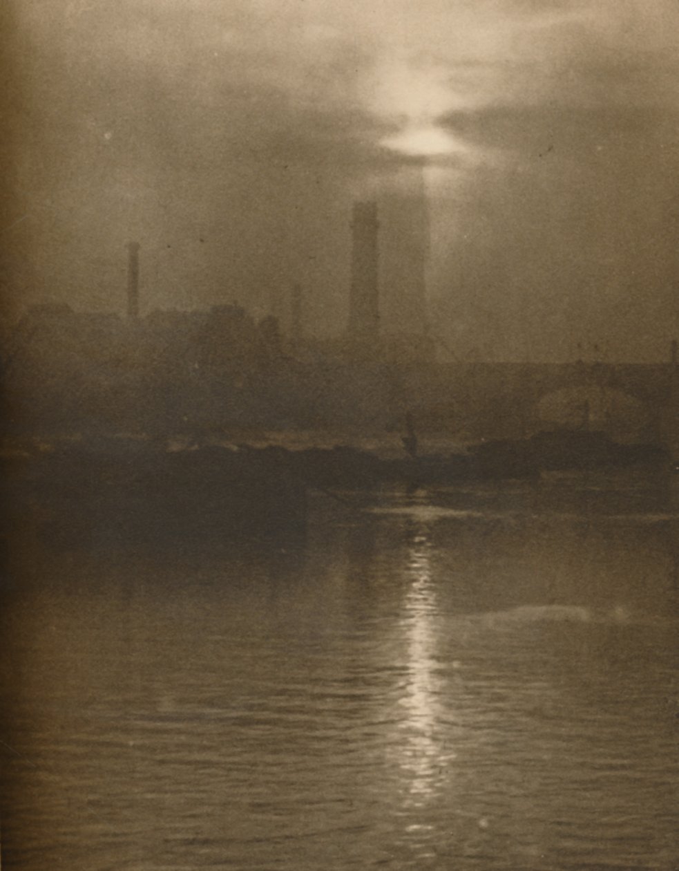 在滑铁卢桥边的萨里海岸的伦敦夜晚的薄雾》，约1935年。 作者 胡森