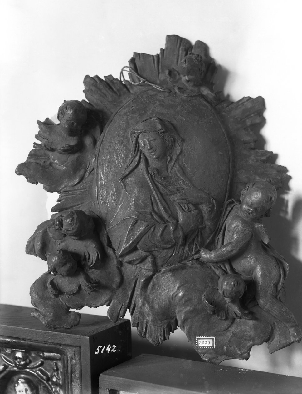 描绘圣母与天使的奖章，约 1746 年（青铜） 作者 伊格纳兹·冈瑟