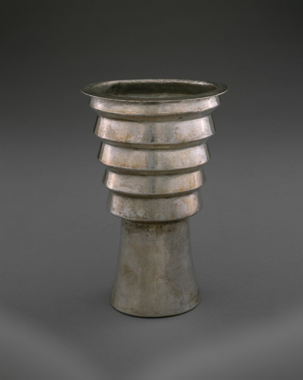 阶梯烧杯（aquilla），后地平线，1470-1532（银色） 作者 印加