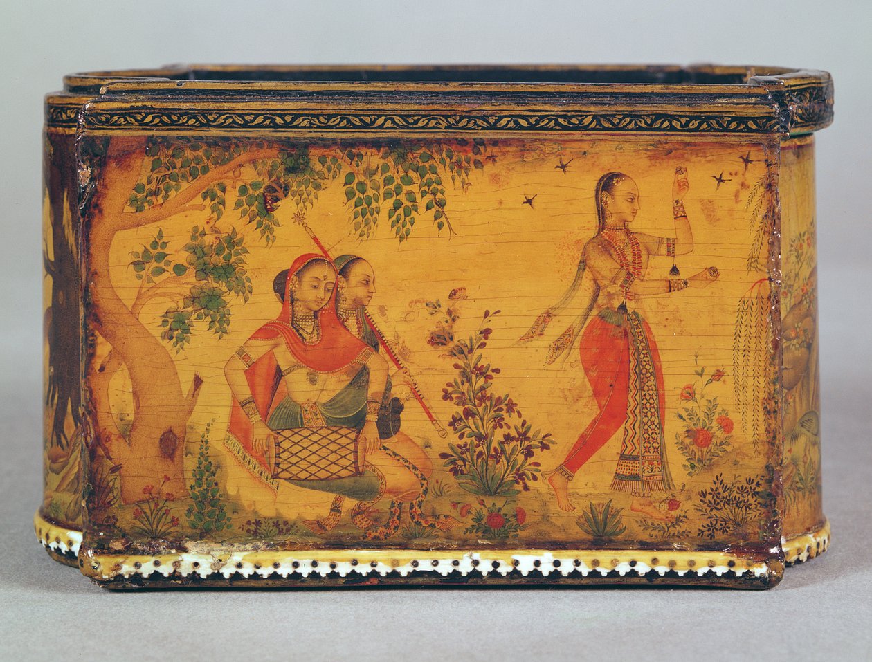 带有象牙色条纹的彩绘和漆盒，Deccani，c.1660（papier mache）（另见99496） 作者 印度学校