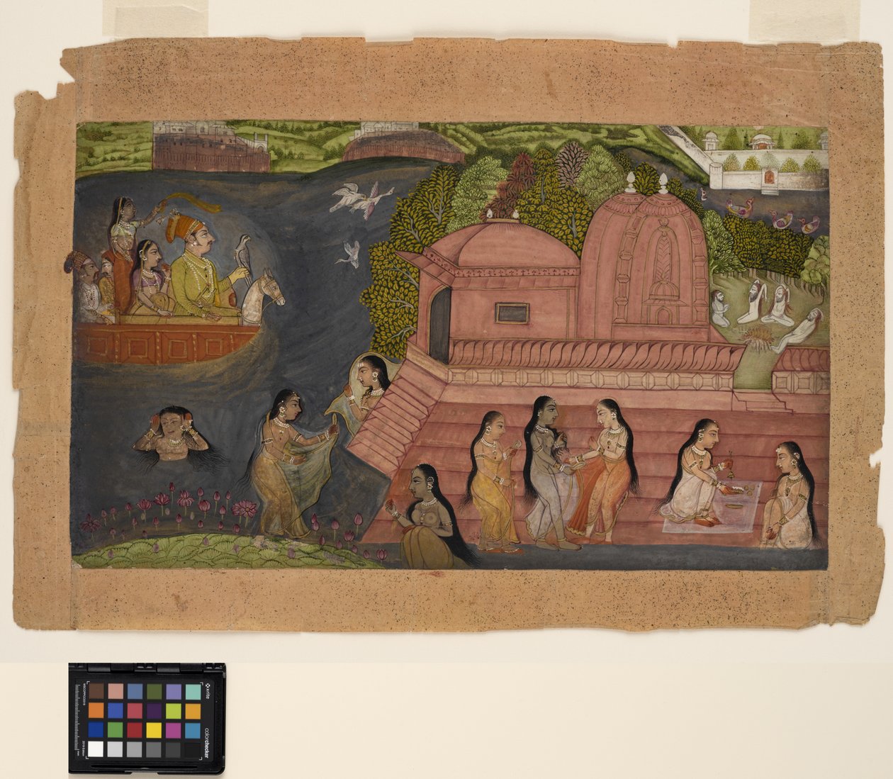 1695年，一个从船上拉贾（Raja）的小贩在庙前沐浴美女时（不透明的水彩和纸上的金色） 作者 印度学校