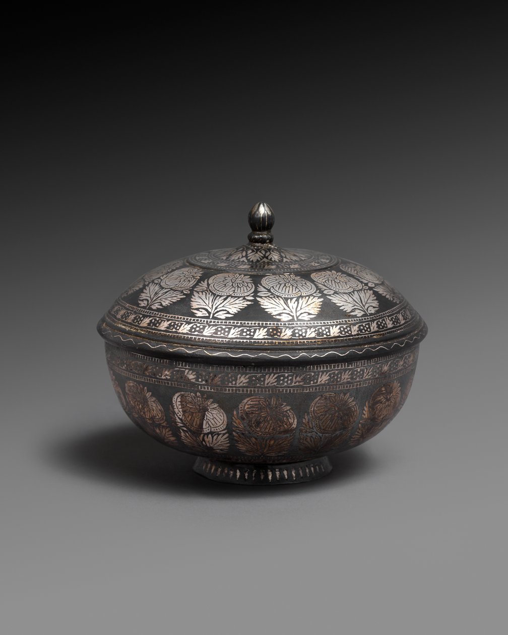 碗和金属合金盖饰，镶有银，每束都带有一束自然主义的花朵，1700-1899年 作者 印度学校