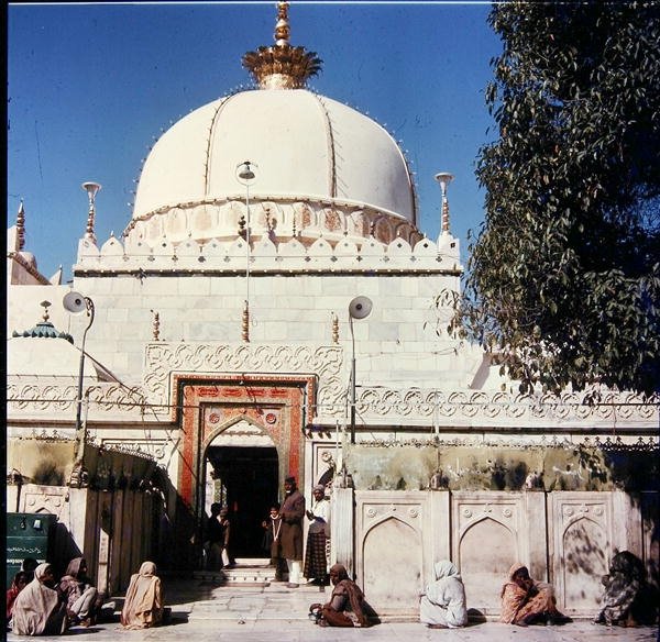 Khwajah Muin-ud-din Chishti的Dargarh Sharif，成立于1166年 作者 印度学校