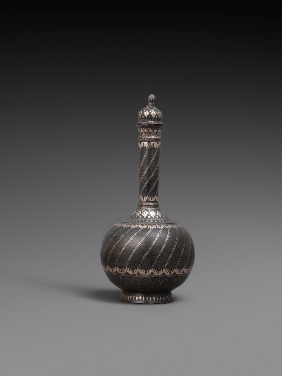 烧瓶，罩子和架子，或镶有银的金属合金盘子，1700-99年 作者 印度学校