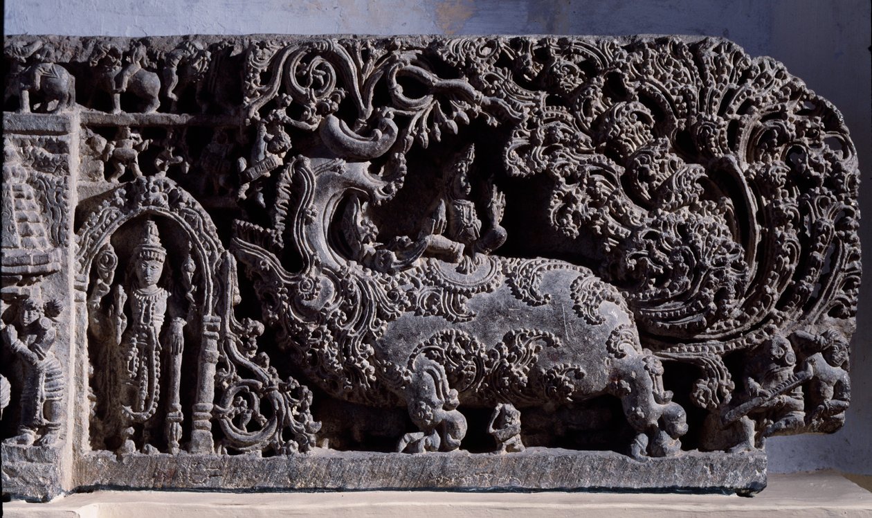 Hinduism: “” Krishna or Venugopala, master of the flute cows””” Black stone sculpture, right part (Krishna as Venugopala) 12th century (12th century) from Halebidu, Mysore - Calcutta, Indian museum 作者 印度学校