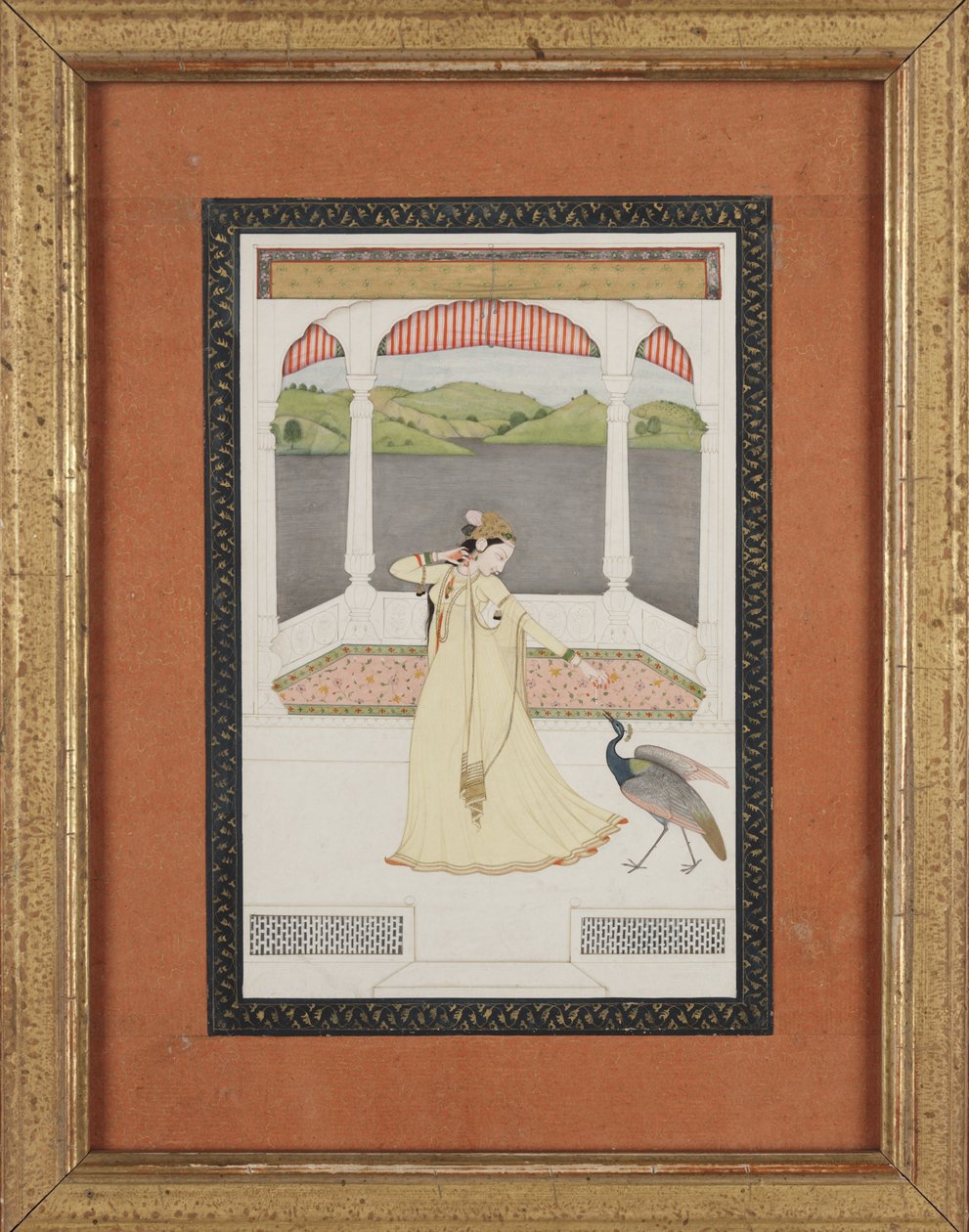 用一串珍珠引诱孔雀的女士，约 1800 年（纸面水粉和金彩） 作者 印度学校